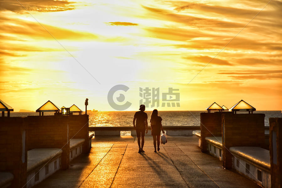 泰国苏梅岛码头黄昏夕阳日落海边的情侣图片素材免费下载