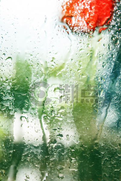 夏日雨后沾满水滴的玻璃图片素材免费下载