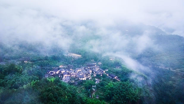 云雾笼罩中的小村古村图片素材免费下载