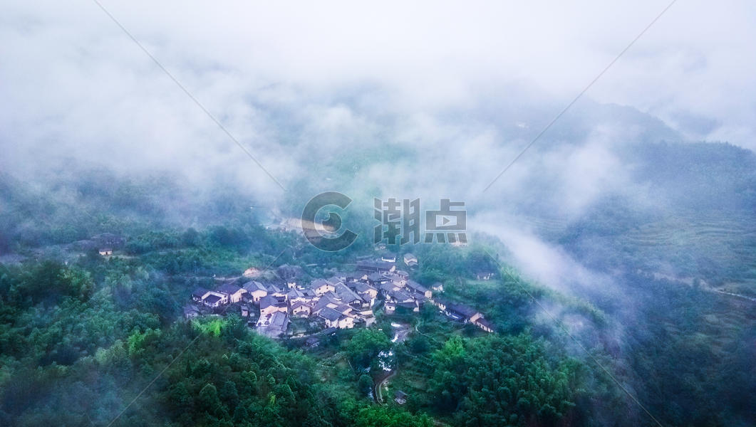 云雾笼罩中的小村古村图片素材免费下载
