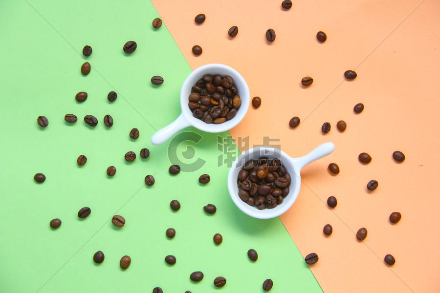 散落的咖啡豆撞色背景素材图片素材免费下载