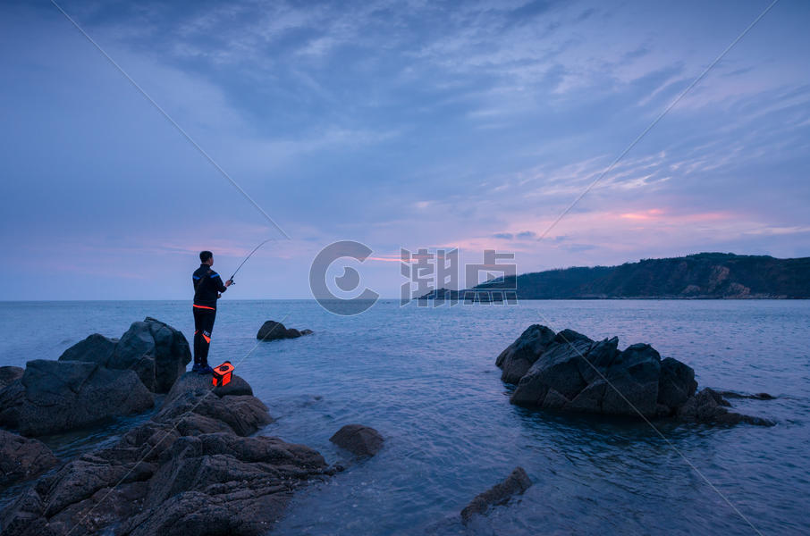海边钓鱼人图片素材免费下载