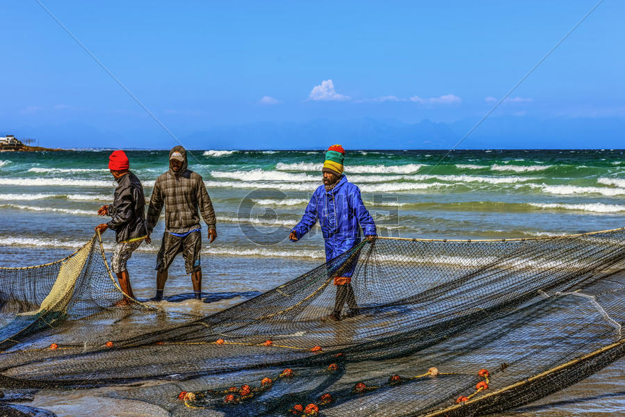海滩上的渔民图片素材免费下载