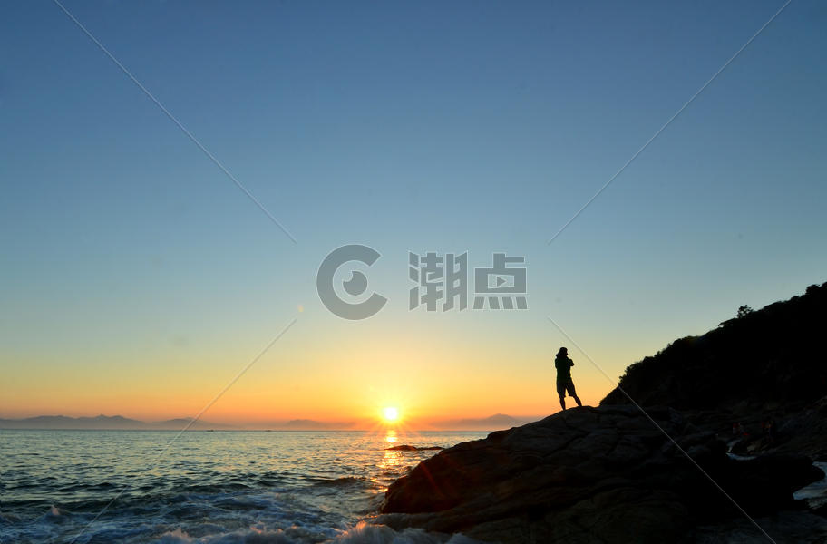 海边看夕阳的人图片素材免费下载