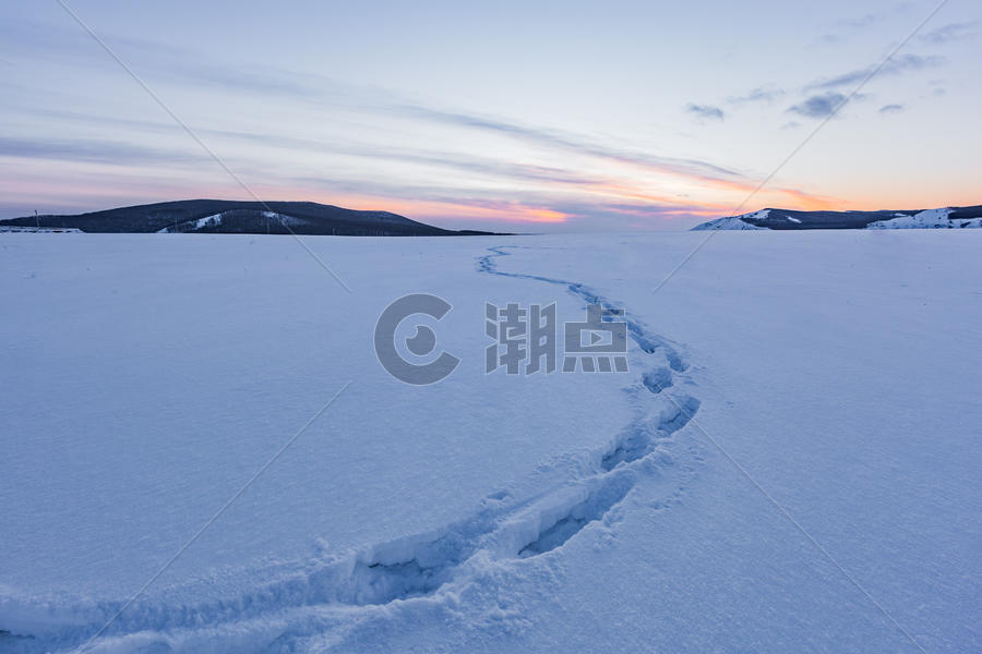冬天的雪地荒原图片素材免费下载