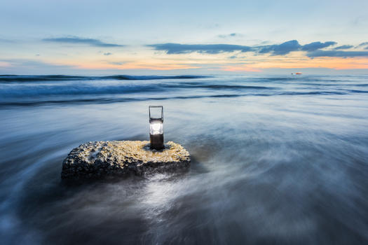 海边的孤独明灯图片素材免费下载