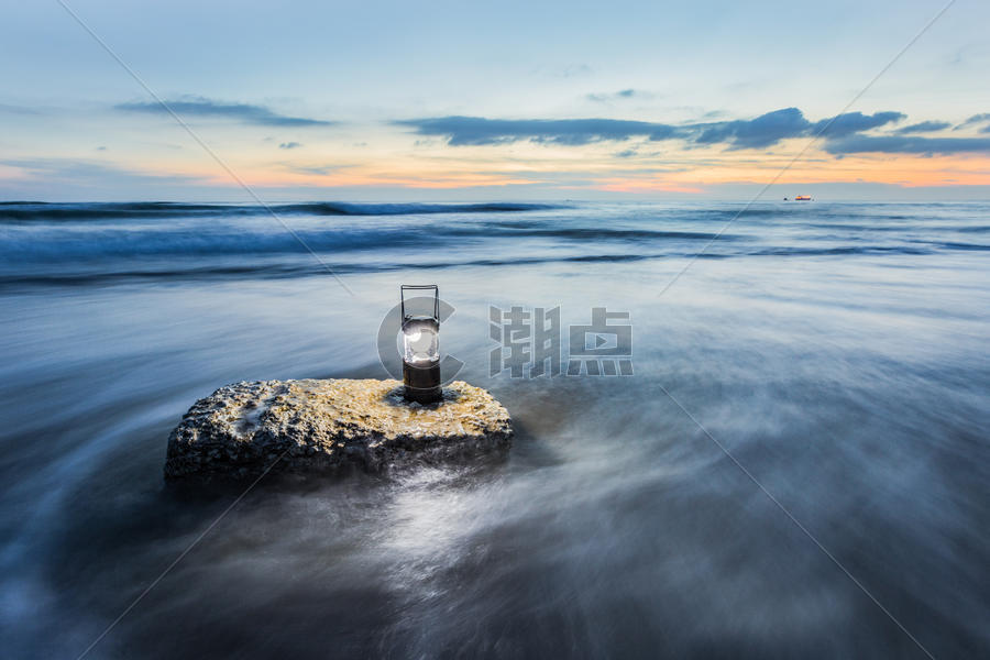 海边的孤独明灯图片素材免费下载