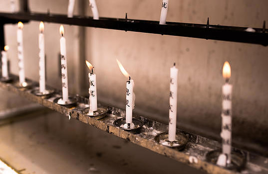 日本寺庙内的蜡烛图片素材免费下载