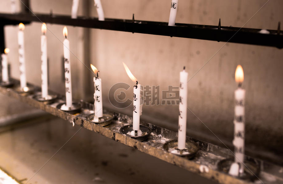 日本寺庙内的蜡烛图片素材免费下载