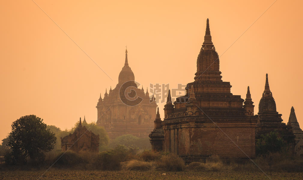 缅甸日出中的一座佛塔图片素材免费下载