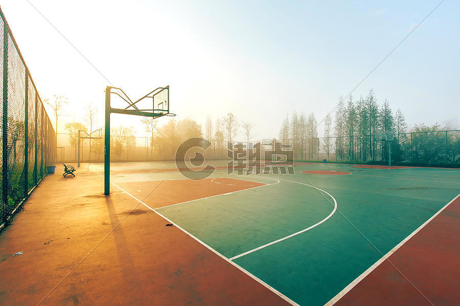 清晨的篮球操场图片素材免费下载