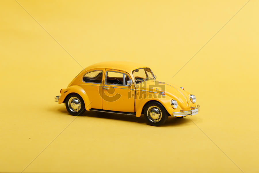 黄色的汽车玩具图片素材免费下载