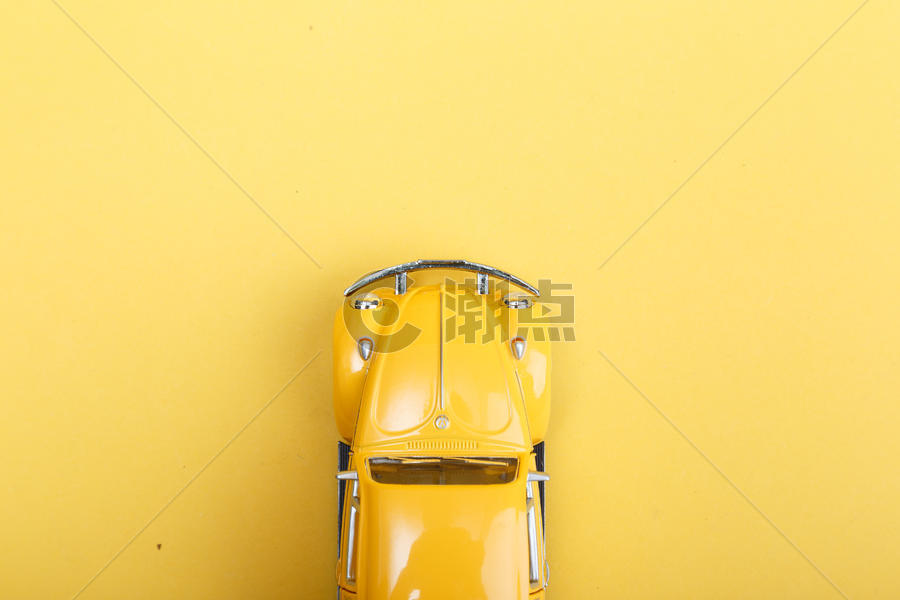 黄色的汽车玩具图片素材免费下载