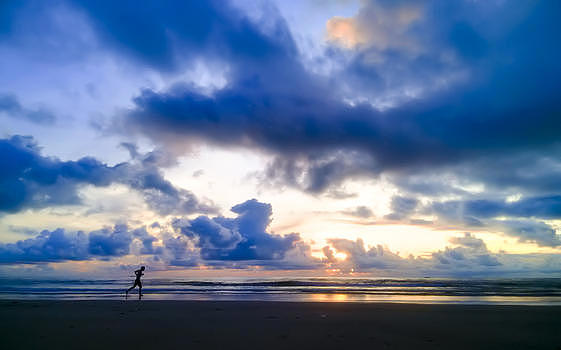 海边奔跑的人图片素材免费下载
