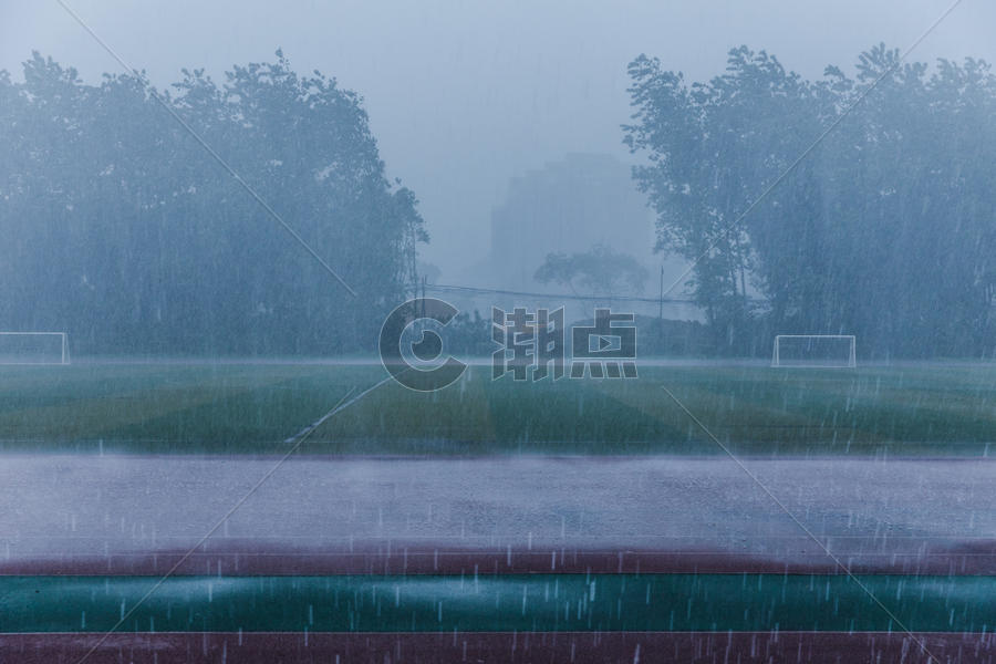 校园操场暴雨天气素材图片素材免费下载