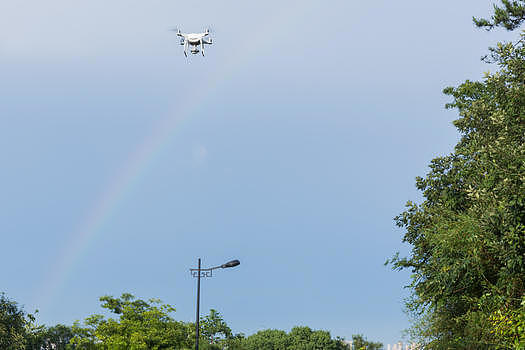 天空彩虹智能科技无人机飞图片素材免费下载