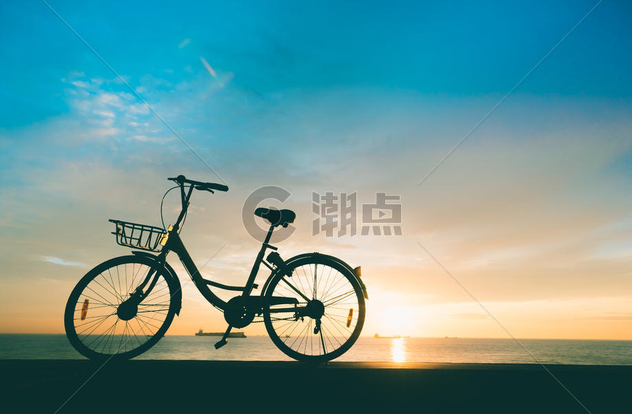 日出天空海边自行车图片素材免费下载