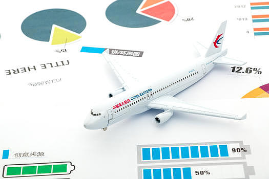 放在数据报表上的飞机模型图片素材免费下载