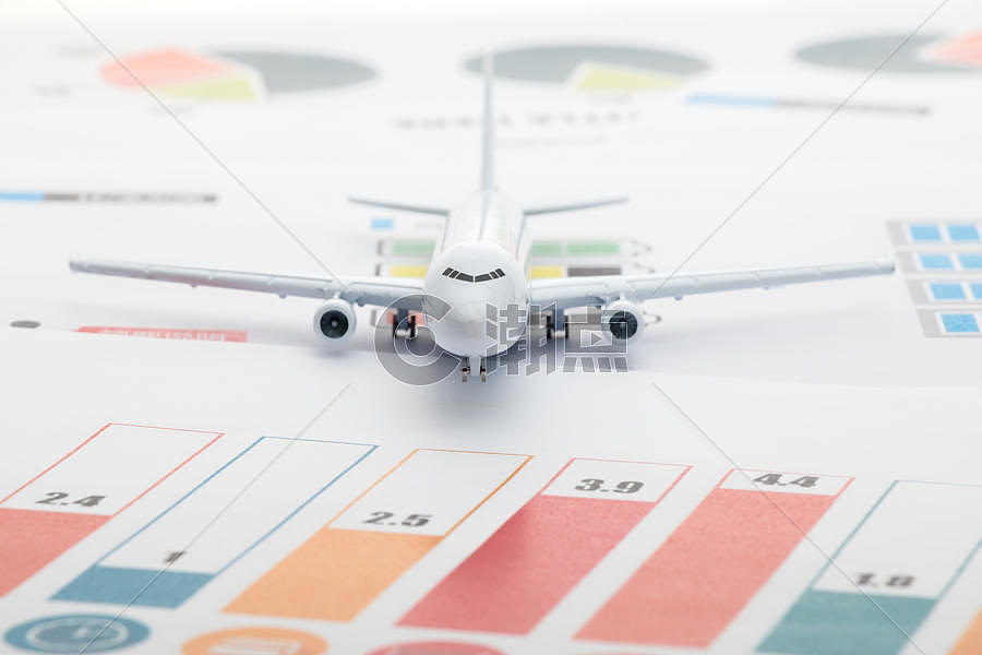 放在数据报表上的飞机模型图片素材免费下载