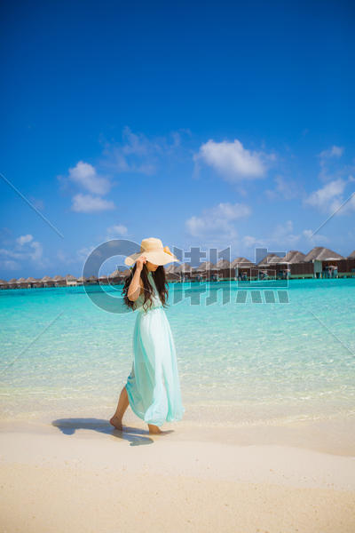 马尔代夫海边的少女图片素材免费下载