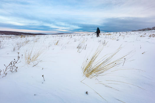 雪地荒原中的猎人图片素材免费下载