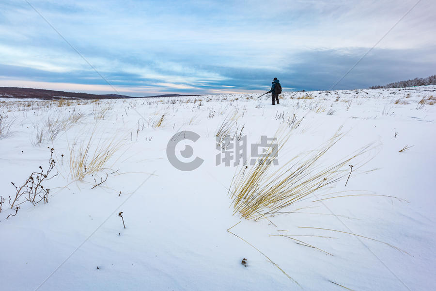 雪地荒原中的猎人图片素材免费下载
