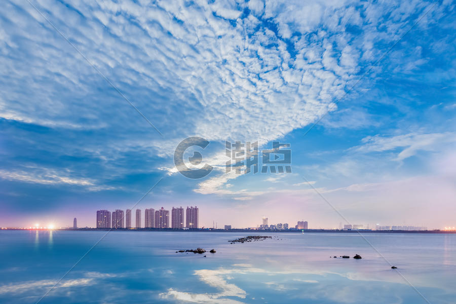 清新蓝天白云下的天空之城图片素材免费下载
