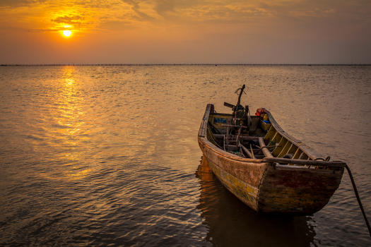 海边夕阳下的小船图片素材免费下载