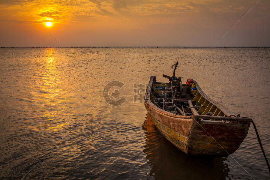 海边夕阳下的小船图片素材免费下载
