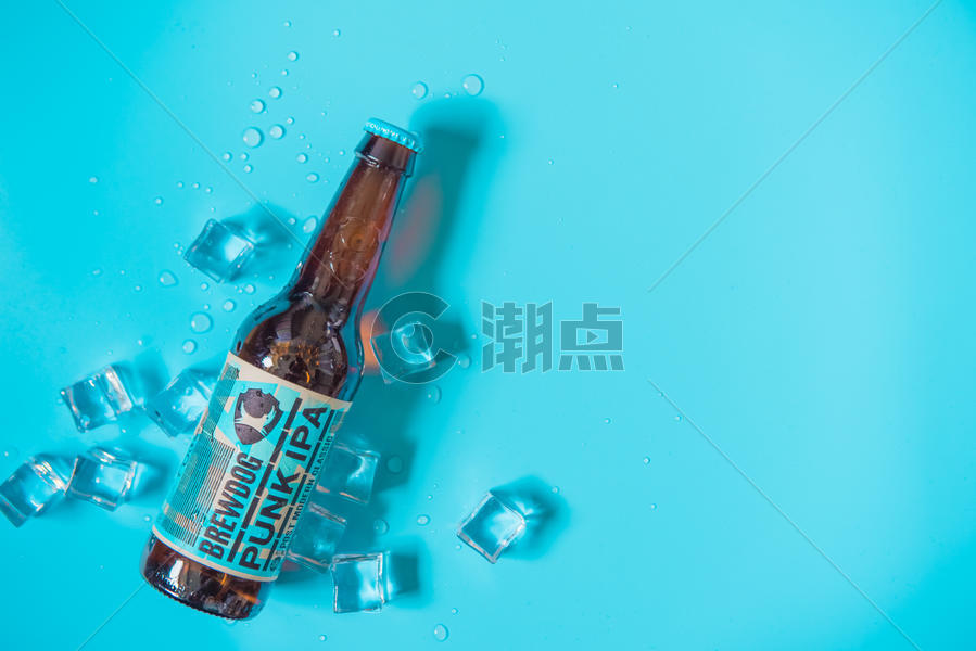 夏日清新蓝色背景啤酒图片素材免费下载