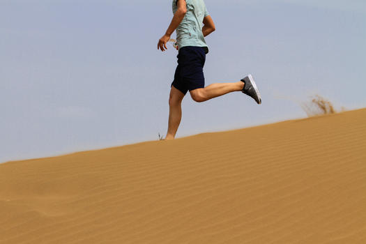 沙漠中奔跑的男子图片素材免费下载
