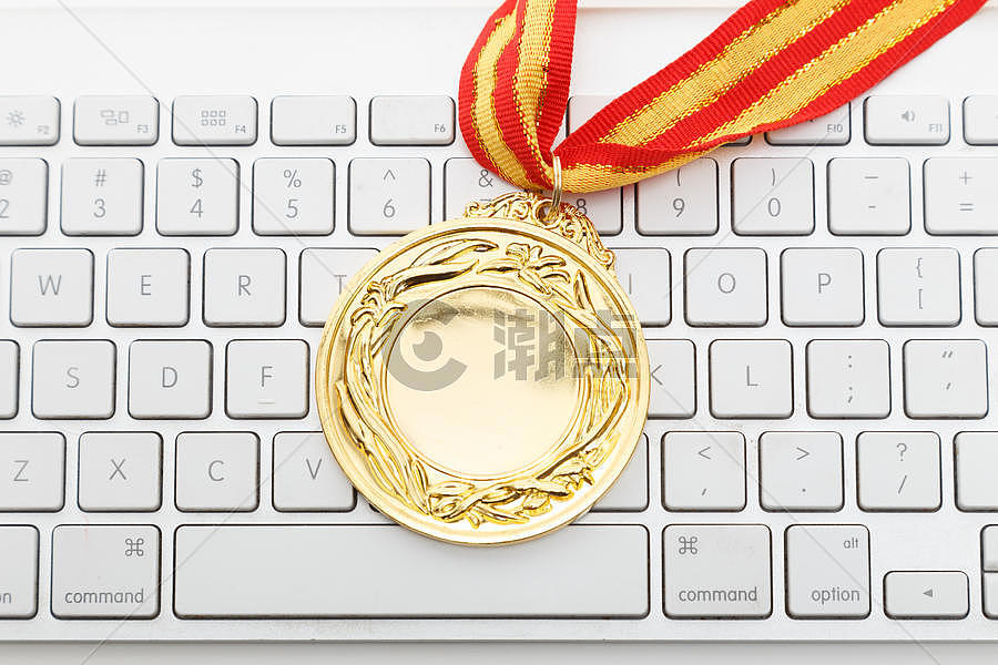 键盘上的奖牌图片素材免费下载