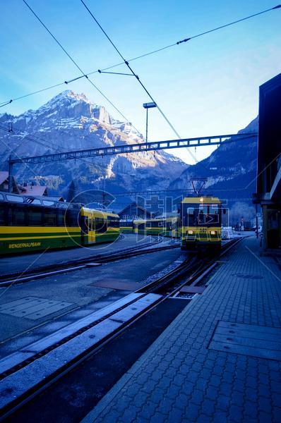 瑞士因特拉肯列车铁轨图片素材免费下载