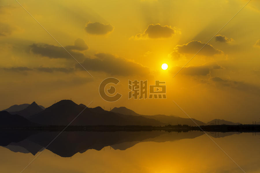 绚丽夕阳下的湖面图片素材免费下载