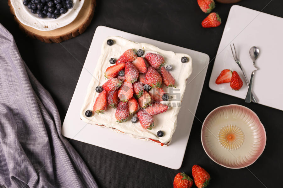 美味的草莓蛋糕图片素材免费下载