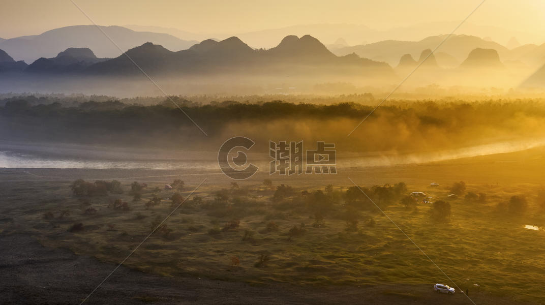 晨雾环绕漓江滩图片素材免费下载
