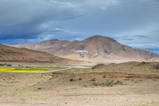 藏区无人机低飞图片素材免费下载