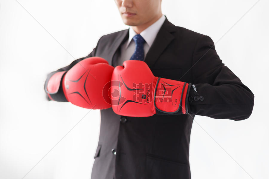戴拳击手套的商务人士图片素材免费下载
