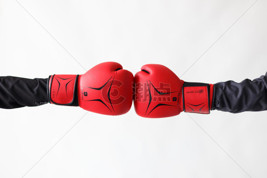 戴拳击手套的商务人士图片素材免费下载