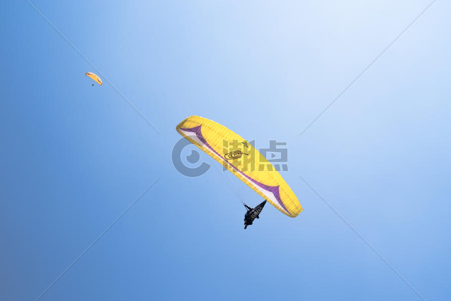 蓝天高空滑翔伞跳伞飞翔图片素材免费下载