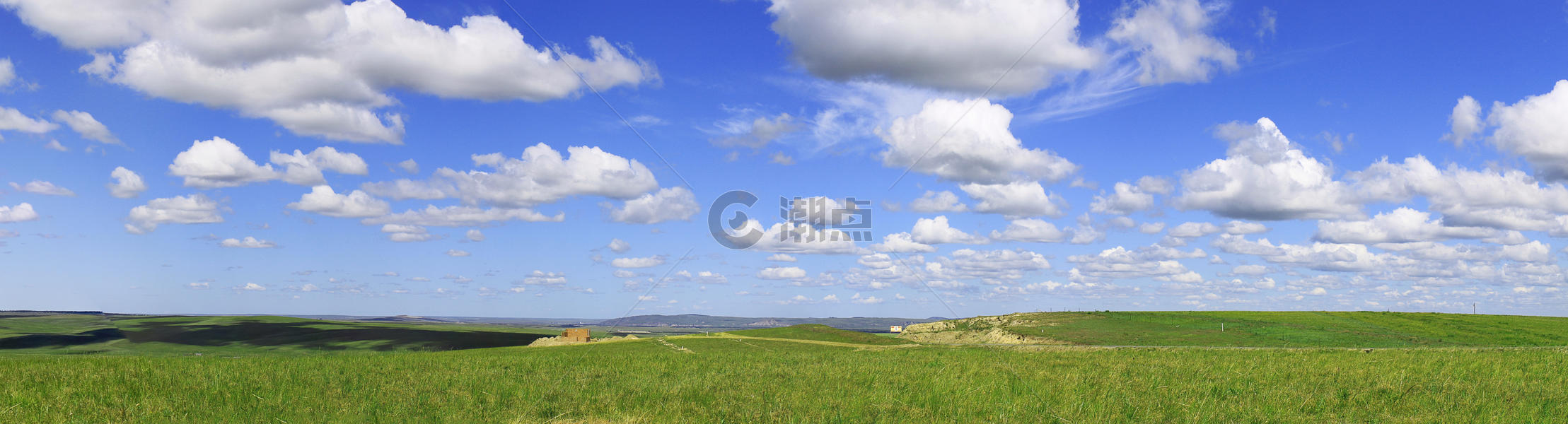 草原上的蓝天白云图片素材免费下载