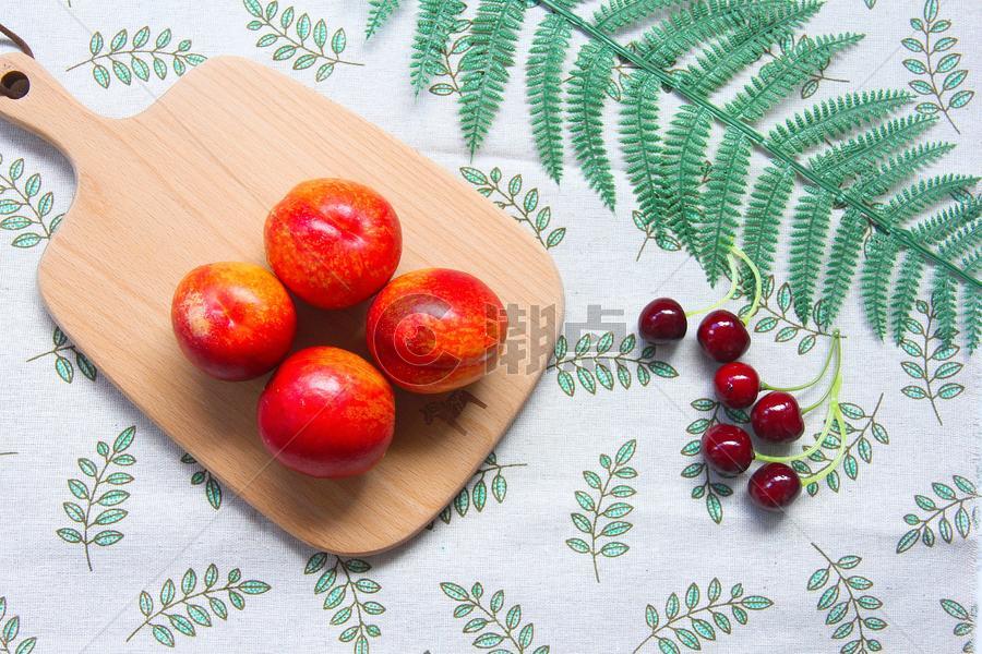 新鲜油桃夏季水果图片素材免费下载