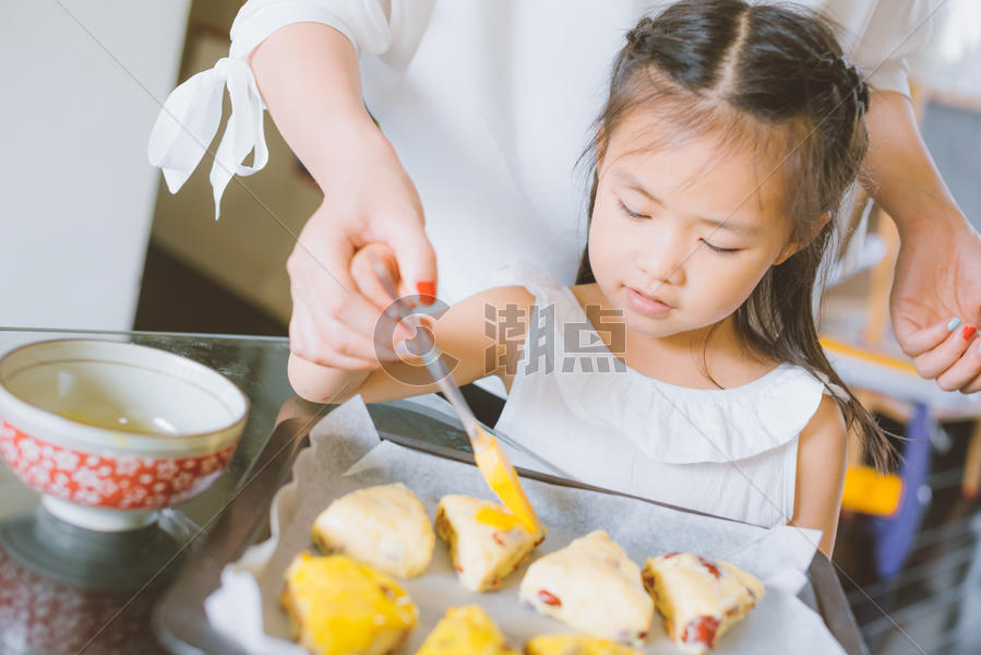 温馨家庭母女手工烘焙图片素材免费下载