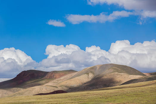 青藏线上的山丘和白云图片素材免费下载