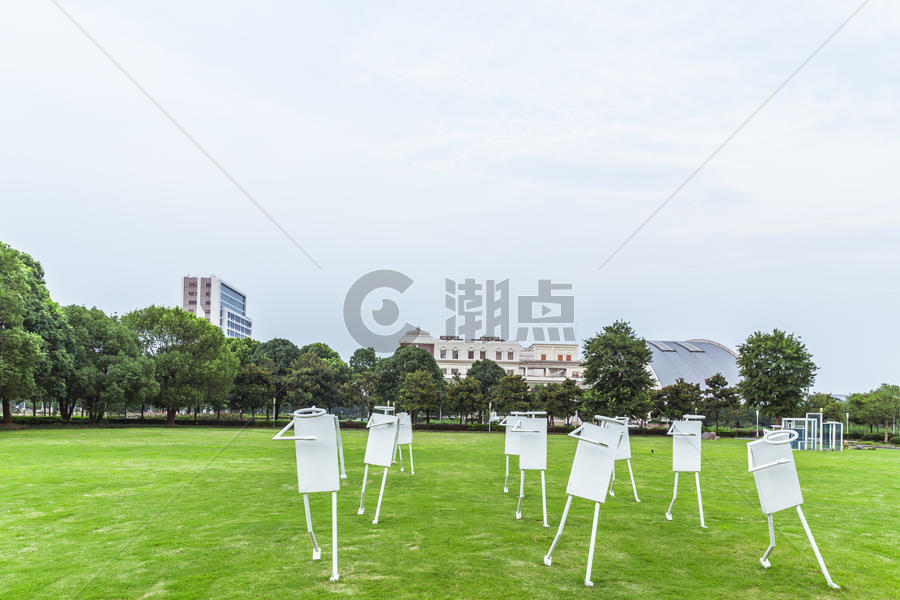 上海大学校园草地人偶工艺品图片素材免费下载