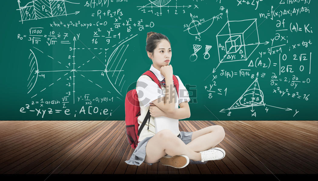 黑板前害怕数学几何课的女学生图片素材免费下载
