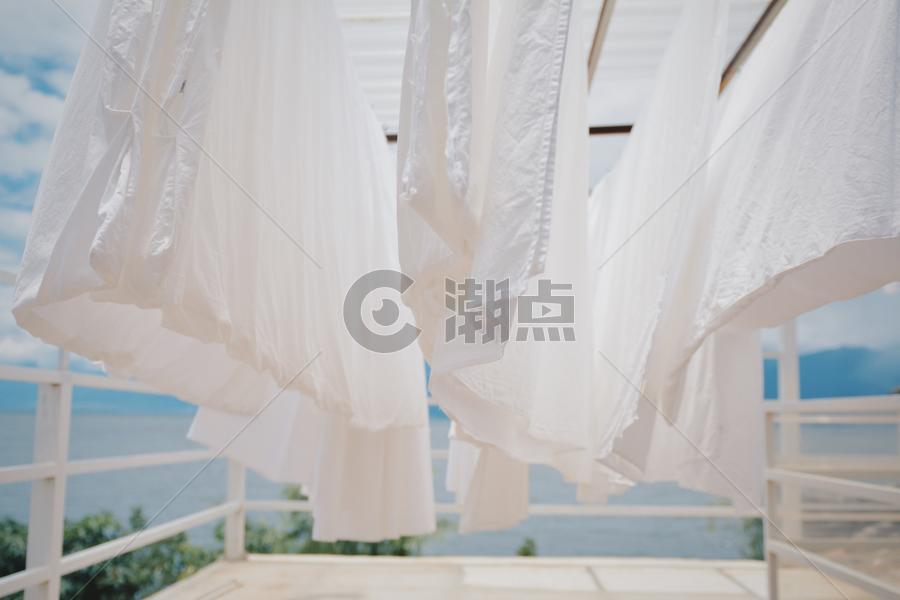 洱海天台上微风吹起的白色床单图片素材免费下载