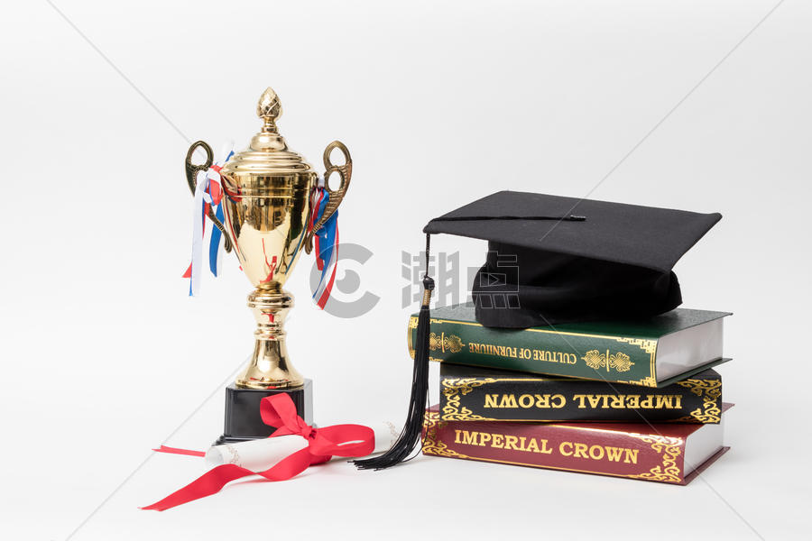 学士帽和冠军奖杯组合摄影图图片素材免费下载