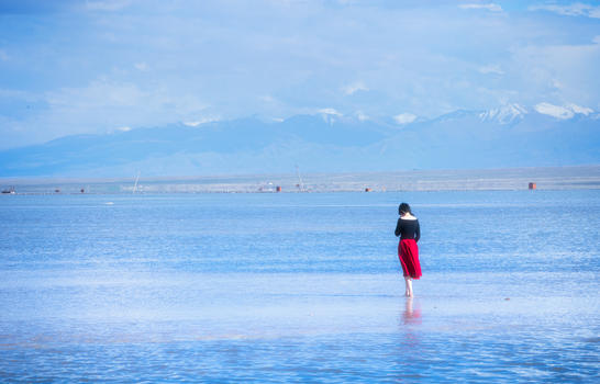 唯美的茶卡盐湖女性背影图片素材免费下载