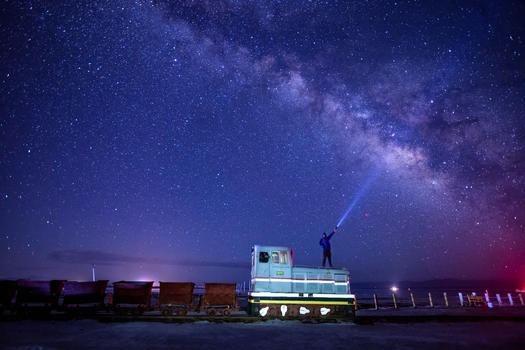 茶卡盐湖的璀璨星空图片素材免费下载